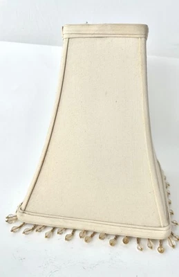 Pantalla de lámpara de tela de seda tostada clara con borde de flecos de cuentas de plástico 9,25” X 7,5” X 3,5” Foto 1 de 4
