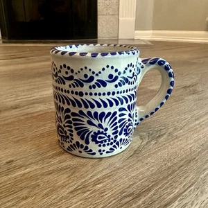 Taza de té de café hecha a mano vintage mexicana de cerámica azul y blanca pintada - Imagen 1 de 9