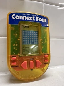 🕹️ Gioco Portatile Elettronico Milton Bradley Connect Four 1995 Funziona benissimo! - Foto 1 di 3
