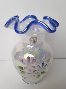 Jarrón de vidrio iridiscente opalescente blanco azul opalescente Fenton 95 aniversario, J Cunningham - Imagen 1 de 13