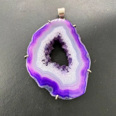 Colgante geoda ágata púrpura plata de ley 2,25 pulgadas terroso natural Foto 1 de 4