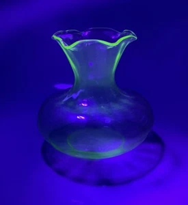 vintage DEPRESSION GLASS green URANIUM 4” RUFFLED VASE - Picture 1 of 12