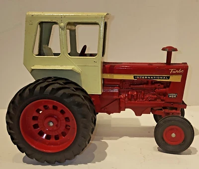 International Harvester Farmall 1456 Tractor With Cab 1/16 - Image 1 of 4