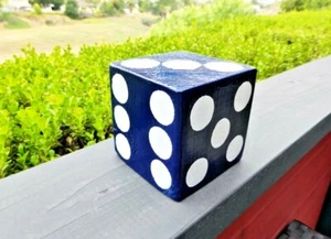 1 DICE de madera jumbo yarda de césped - azul marino de Kentucky 3,5" yahtzee, bunco, decoración del hogar - Imagen 1 de 4