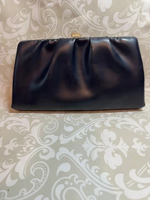 Cartera sin asas vintage de cuero sintético azul marino con cadena y cierre dorado Foto 1 de 4