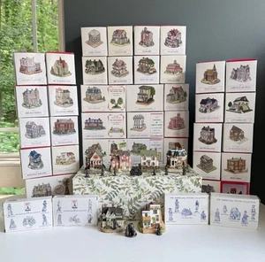 ENORME Colección Liberty Falls - 70+ Edificios y Accesorios - ¡Impecable! LEER L80 - Imagen 1 de 17