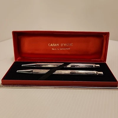 Juego de bolígrafos Caran d'Ache suizos con estuche Chevron plateado Foto 1 de 4