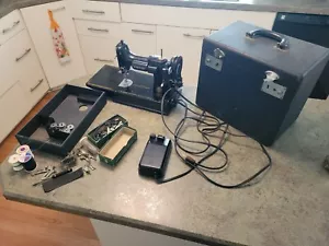 Vintage SINGER FEATHERWEIGHT Portable Sewing Machine w Accessories See VIDEO - Picture 1 of 17