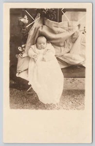 Postal RPPC Acogedor Retrato Estudio Bebé Ojos Anchos - Imagen 1 de 3