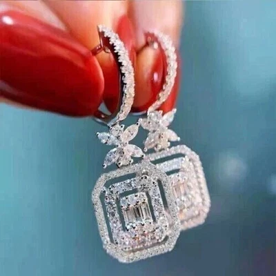 Pendientes colgantes/gotas baguette de diamantes creados en laboratorio de 2,60 quilates enchapados en oro blanco de 14 quilates Foto 1 de 4