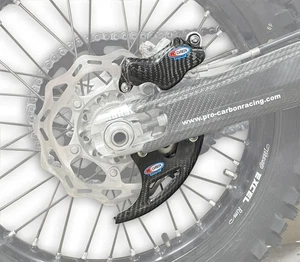 PRO CARBONO PROTECTOR DE DISCO TRASERO + PORTABIQUILLAS HUSQVARNA TE150 2024-2026 - Imagen 1 de 4