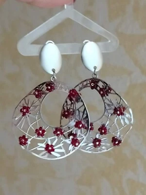 Particolari e vistosi pendenti in filigrana di ottone impreziosita da piccoli fi - Immagine 1 di 3