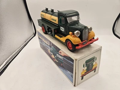 Primer banco de juguetes Hess Truck 1980 con luces de trabajo hecho en Hong Kong  Foto 1 de 4