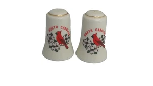 Coctelera de sal y pimienta de cerámica con flores de madera de perro cardinal de Carolina del Norte de colección - Imagen 1 de 7