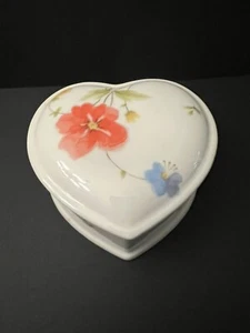 VTG MIKASA BONE CHINA JUST FLOWERS A4-182 HEART SHAPE TRINKET BOX CANDY DISH - Picture 1 of 2