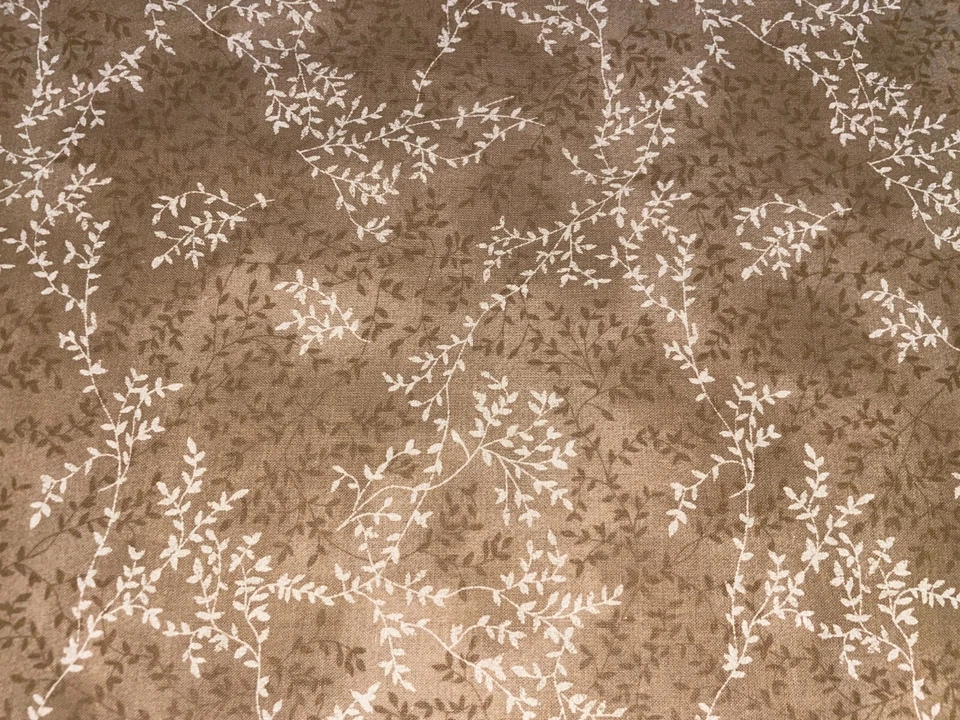 Tela de edredón de algodón tono sobre tono enredaderas ramas caqui tostado por 1/2 yarda tradiciones Foto 1 de 4