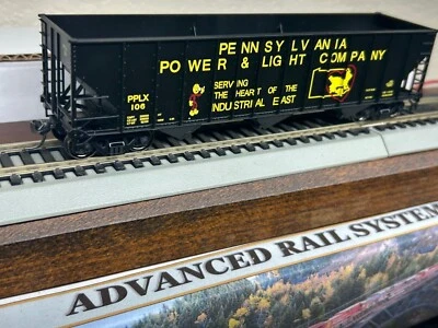 REDDY KILOWATT -PENN POWER & LIGHT 100T 3 BAY COAL HOPPER HO SCALE GOLD LINE NEW - Image 1 of 4