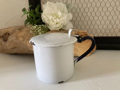 824⚜️ Ancienne Tasse Blanche Avec Couvercle en Tôle Émaillée Vintage H 10 Cm - Photo 1/4