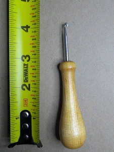 Vintage  Rug Hooking Tool, Wood Handle in great Condition! - Picture 1 of 1