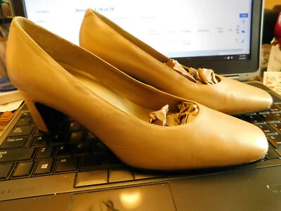 Zapatos de tacón Bandolino de lujo con clase de 2,5" dorados metálicos talla 6,5 cuero limpio Foto 1 de 4