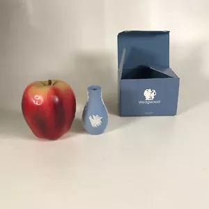 Wedgwood Blue Jasperware floreale vortice mini bottiglia profumo 3" vaso miniatura - Foto 1 di 7