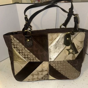Cartera Coach Parche Marrón Dorado Gamuza Correas para el Hombro Bolsillos Cuero - Imagen 1 de 17