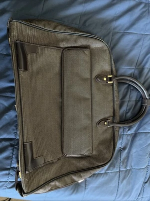 Bolso de viaje Adrienne Vittadini con correa para el hombro Foto 1 de 4