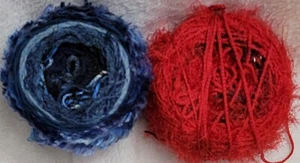 Neu Set 2 Kugeln Inselgarn verrückte Kugeln gemischte Faser 1-rot, 1-blau - Bild 1 von 5