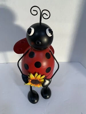 Decoración de insectos de dama de pie construida con resortes para que se mueva con el viento Foto 1 de 3