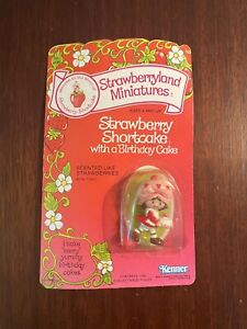 Vintage NIB Kenner Strawberryland Miniatures Strawberry Shortcake with Cake