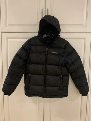 Abrigo negro con capucha acolchado relleno XL 700 Marmot para niños jóvenes usado en excelente estado Foto 1 de 4