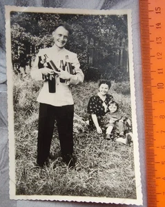 Vecchia foto vintage uomo bottiglia famiglia URSS. Ucraina? Crimea? BW - Foto 1 di 2