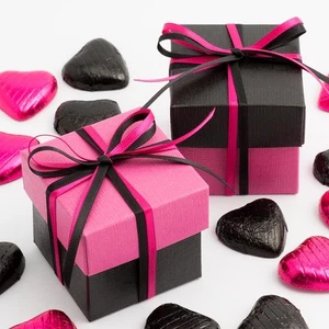 Gastgeschenk Kartonagen 'Würfel' - Schwarz & Pink (10 Stück) Hochzeit - Bild 1 von 1