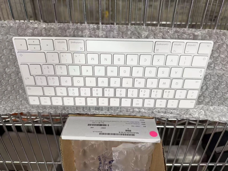 Wireless Magic Keyboard Kazakh/Czech/Chinese Euro/Slovak/Portuguese MLA22LL/A - Image 1 of 1
