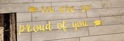 "Estamos tan orgullosos de ti" dorado brillo graduación pared colgante pancarta universidad HS Foto 1 de 4