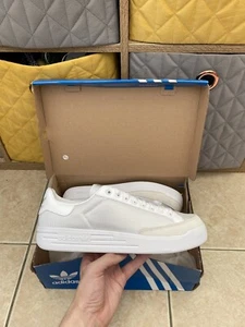 Scarpe da ginnastica Adidas Originals Rod Laver bianche grigie nuove con scatola taglia 10,5uk JI1905 - Foto 1 di 17
