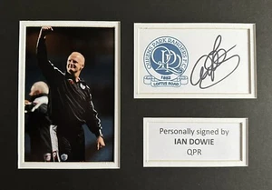 IAN DOWIE HAND SIGNED WHITE CARD IN A4 QPR MOUNT DISPLAY - Picture 1 of 1