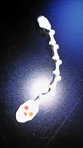 Skelett mit Totenkopf leuchtet im Dunkeln auch wenn der Stecker nicht passt.  - Bild 1 von 3