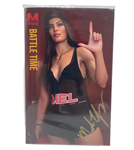 Abito commerciale M House BATTLE TIME MELINDA YOUNG ""L"" 7/17/2024 firmato con COA! - Foto 1 di 4