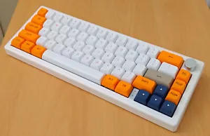 Custom bluetooth mechanical keyboard GMK67,Holy Panda,hotswap,RGB,knob,gasket - Picture 1 of 6
