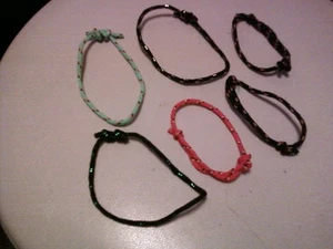 Neues Set mit 6 Armbändern in verstellbarer Größe -- mehrfarbig & neonfarben (Einheitsgröße) - Bild 1 von 3