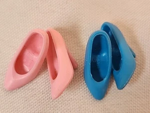 Vintage 1980er Barbie Puppe Schuhe geschlossen spitz zulaufend Pumps (2) High Heels blau & rosa - Bild 1 von 4
