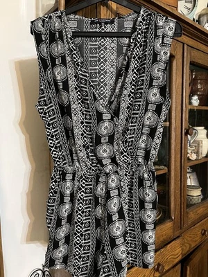 Romper One Clothing Los Angeles Juniors tamanho M preto branco asteca sem mangas - Imagem 1 de 4