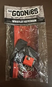 Goonies Armband Schlüsselanhänger Beutekiste Schlüsselring Neu in Verpackung Beutekiste mit Totenkopf-Anhänger - Bild 1 von 2