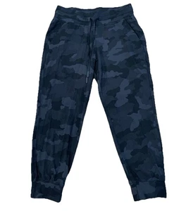 "Pantalones deportivos Lululemon de tiro alto suaves para mujer 8 camuflados negros con entrepierna de 24"" usados en excelente estado" - Imagen 1 de 8