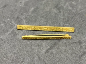 Antica spilla da bar vittoriana incisa lotto di 2, chiusure a C 2" e 2,5" - Foto 1 di 14