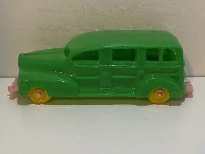 Vehículo de plástico Woodie de juguete banner de la era de 1940 vintage ruedas amarillas Foto 1 de 4
