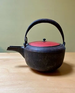 Antique Japanese Tetsubin Iron Sake Pot W/ Red Lacquer Lid Meiji Period Beauty - Picture 1 of 8