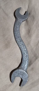 Chiave vintage a forma di S curva estremità aperta 7/8"x 6/8" resistente lunga 9" solida - Foto 1 di 11