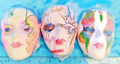Lote de 3 - Mascarillas de cerámica pintadas a mano Mardi Gras blancas multicolores en bolsas. Foto 1 de 4